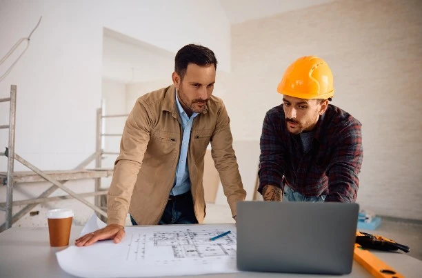 Photo de deux conduteurs de travaux